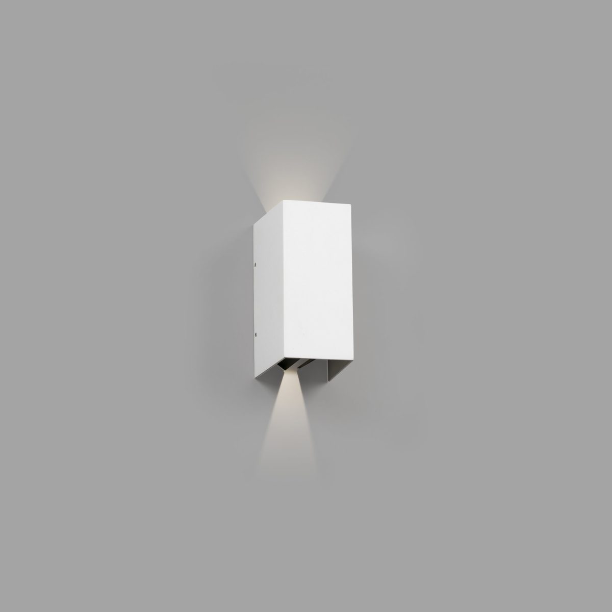 BLIND Aplique de Faro. Medidas: L 105 x A 165 x F 74 mm. Color: Blanco
