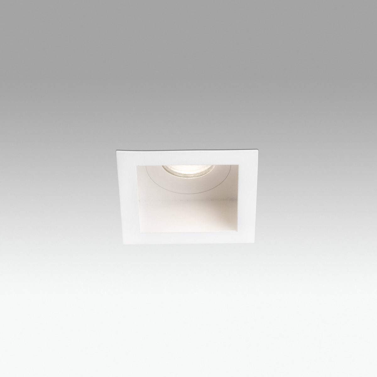 MOIST Foco de Faro. Medidas: L 90 x A 105 x F 90 mm. Color: Blanco