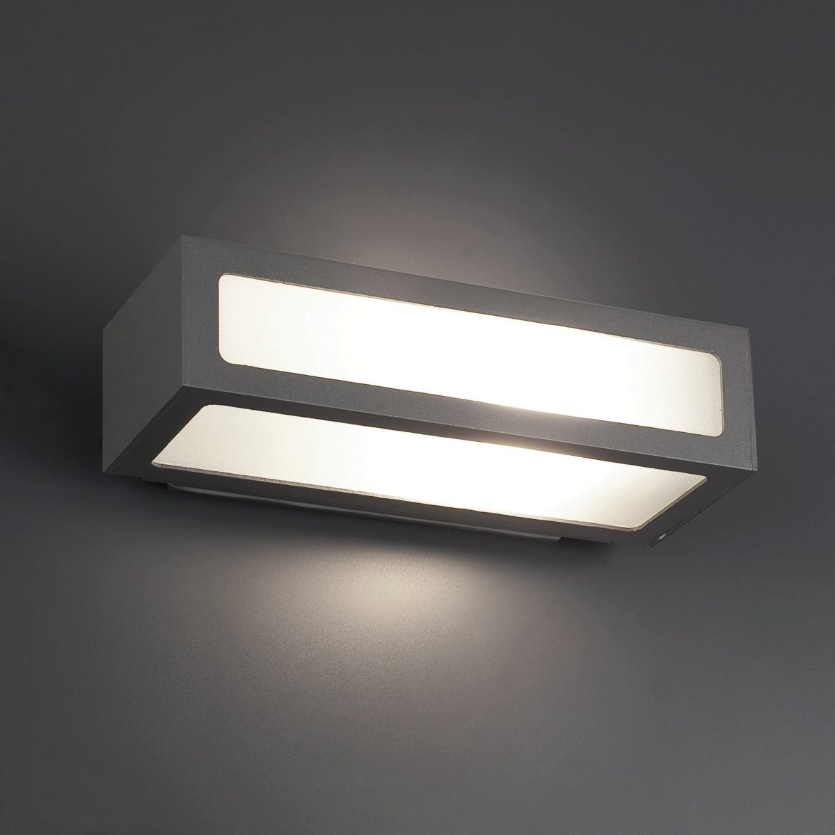NATRON Aplique de Faro. Medidas: L 280 x A 70 x F 120 mm. Color: Gris
