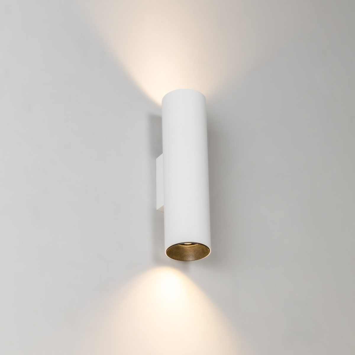STAN Aplique de Faro. Medidas: Ø 60 x L 60 x A 225 x F 72 mm. Color: Blanco